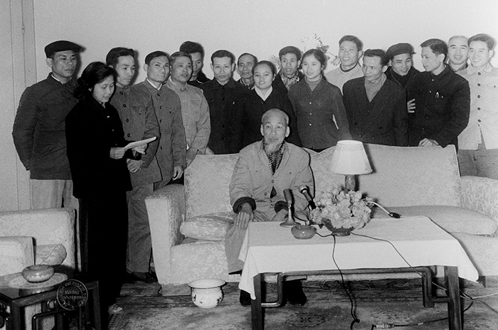 Chủ tịch Hồ Chí Minh đọc lời chúc Tết đồng bào và chiến sĩ cả nước nhân dịp Xuân 1969 tại phòng khách nhỏ, nhà khách Phủ Chủ tịch, ngày 29/12/1968. Nguồn: Bảo tàng Hồ Chí Minh